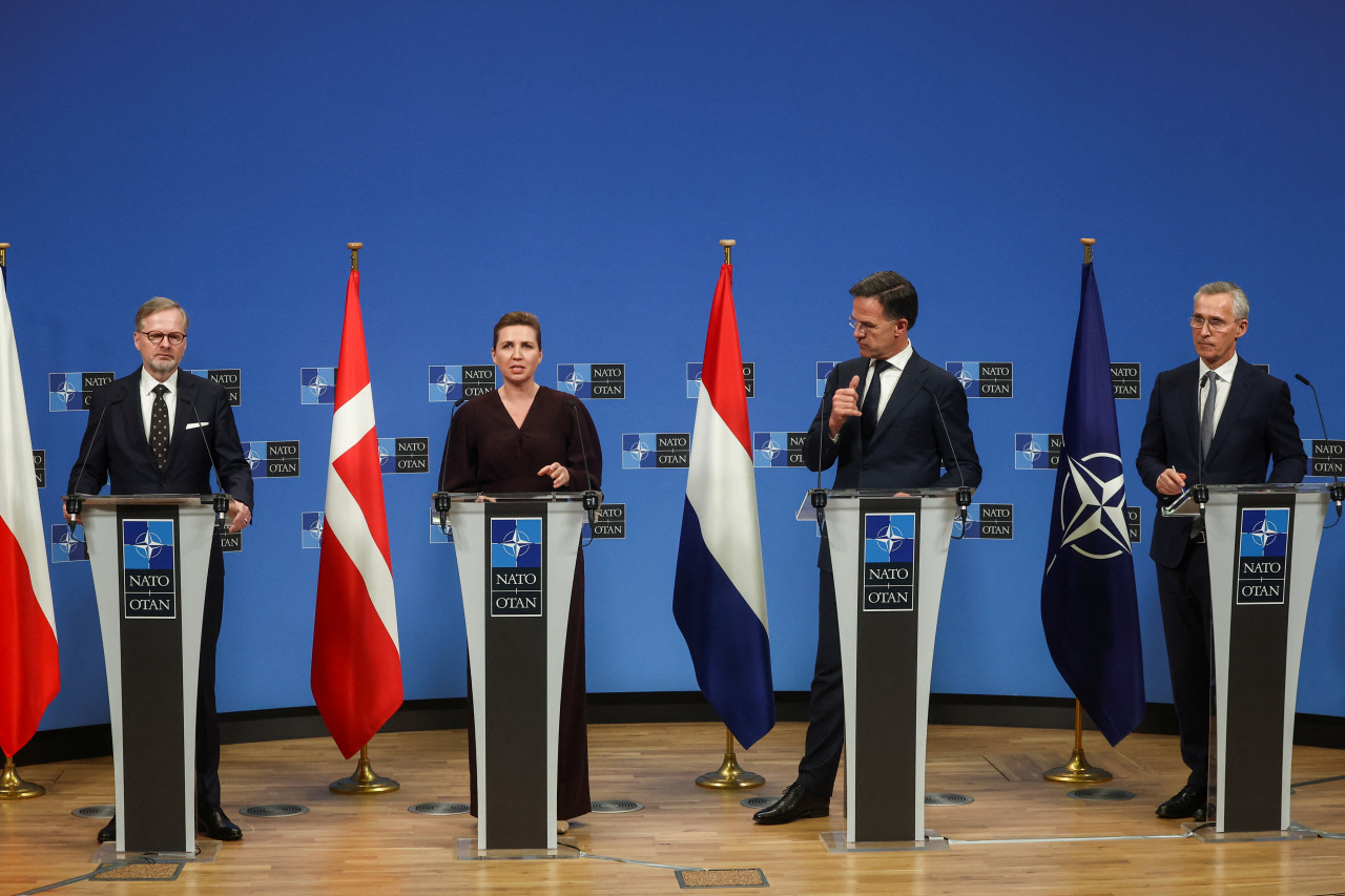 Stoltenberg se reunió con los primeros ministros de la República Checa, Petr Fiala; de Dinamarca, Mette Frederiksen, y de los Países Bajos, Mark Rutte. Foto: Reuters.