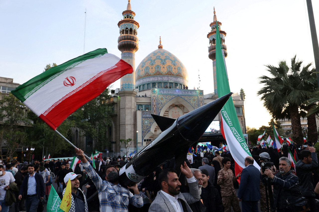 Iraníes portan un modelo de misil. Foto: Reuters