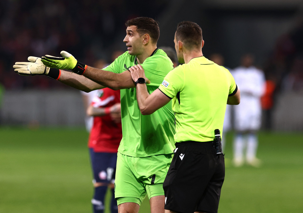 Dibu Martínez con el árbitro del duelo entre Lille y Aston Villa por la Europa League. Foto: REUTERS.