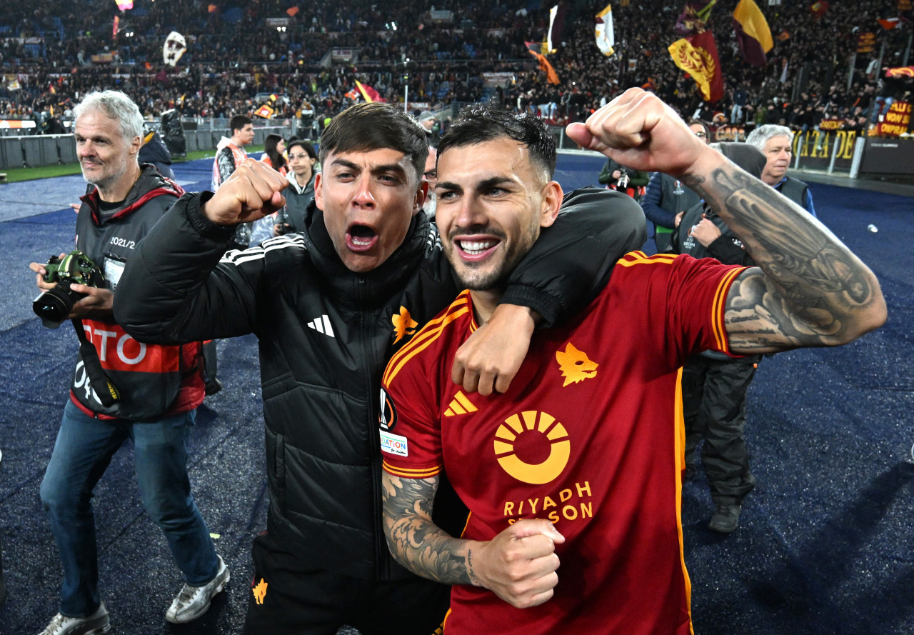 Festejo de Leandro Paredes y Paulo Dybala para la Roma ante el Milan por la Europa League. Foto: REUTERS.