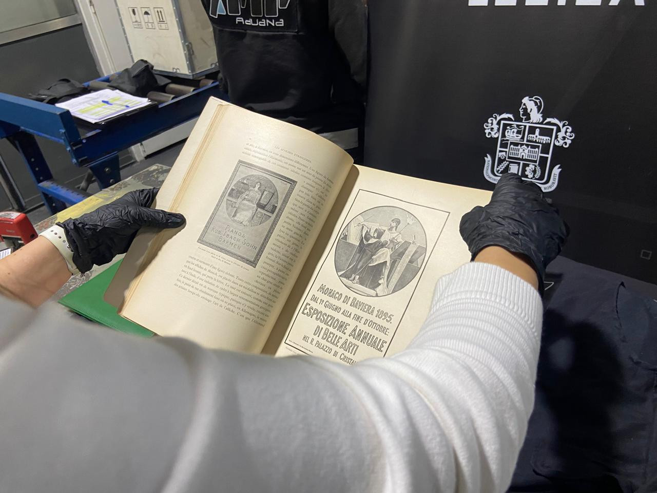 Secuestran un libro con litografías del Siglo XIX firmado por Tesla. Foto: AFIP