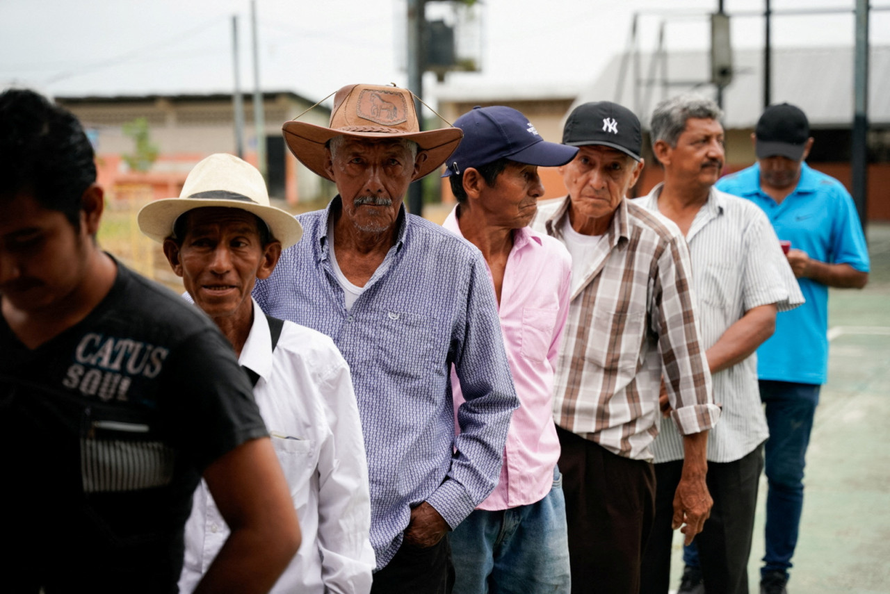 Votación del referéndum en Ecuador. Foto: Reuters.