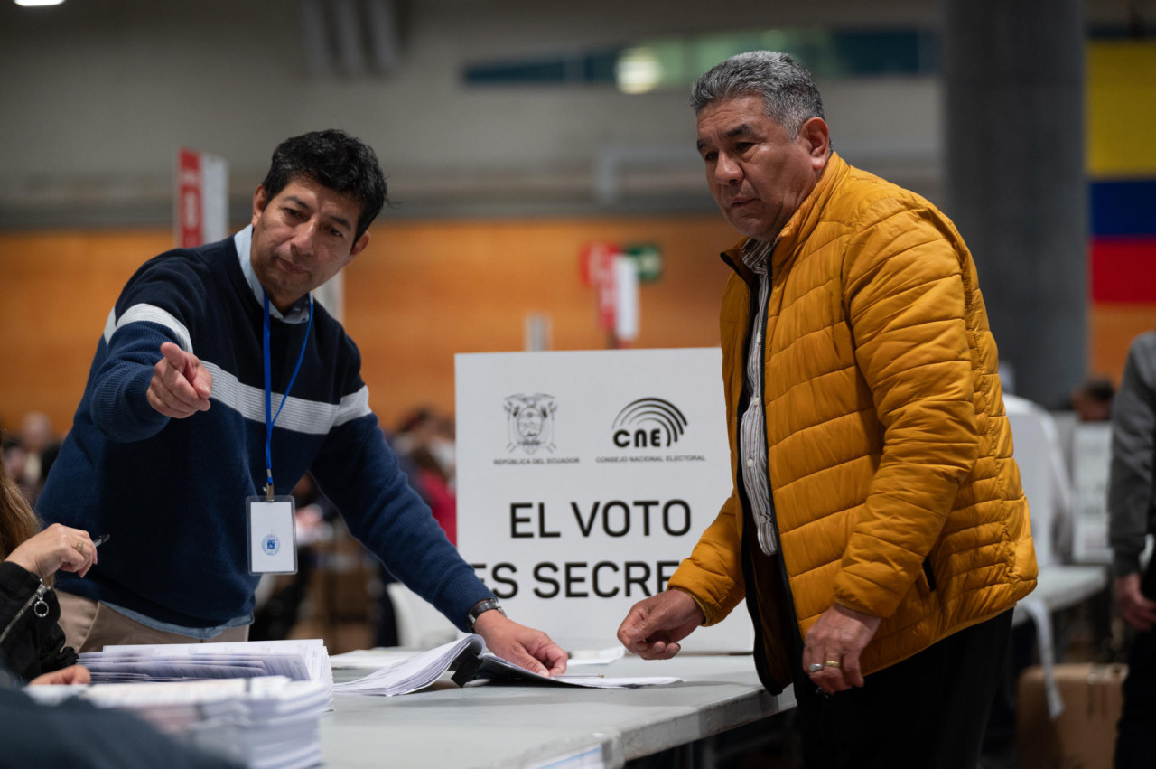 Votación del referéndum en Ecuador. Foto: EFE.