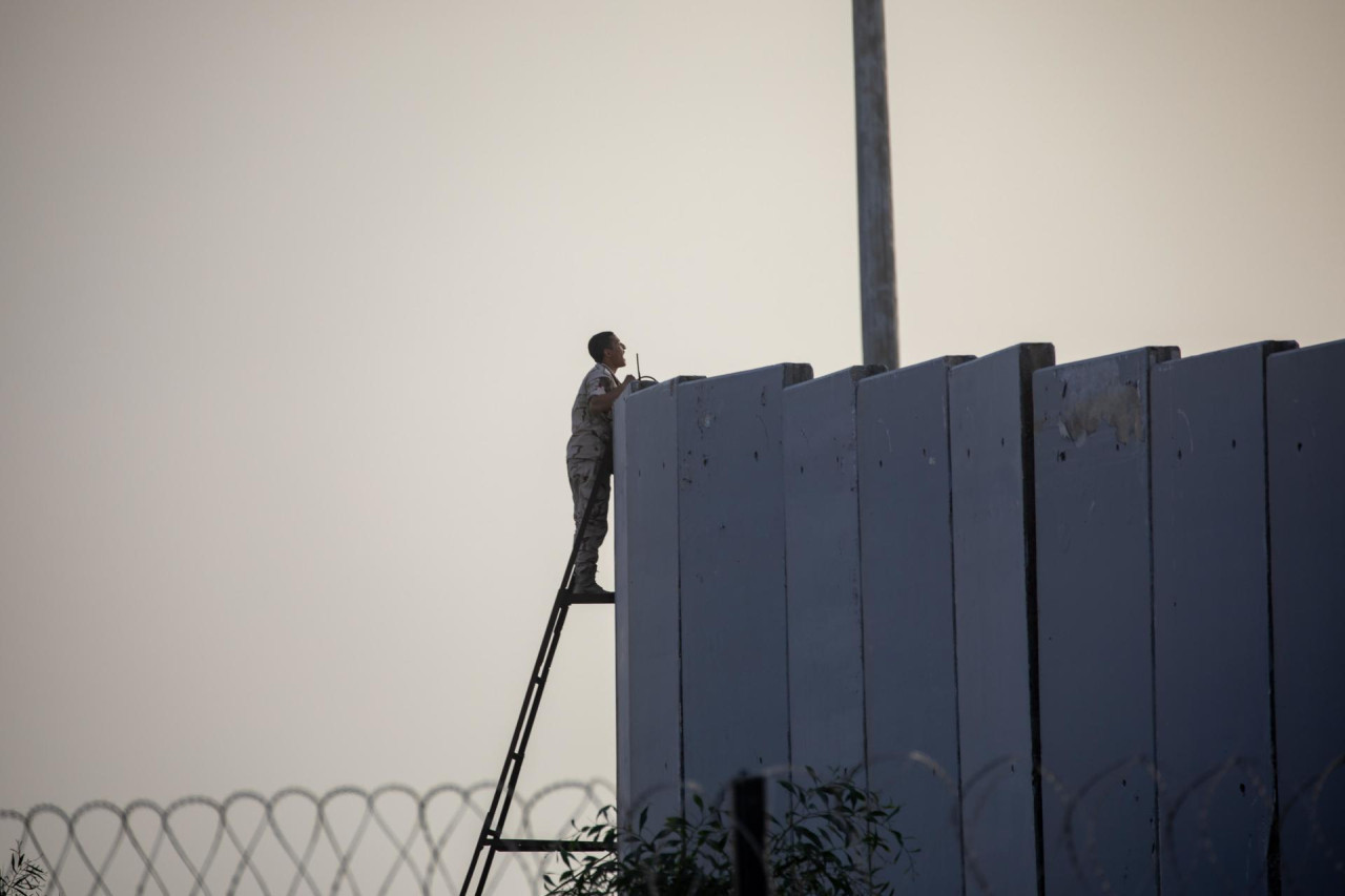 Palestinos intentando cruzar el muro que separa Gaza de Israel en Rafah. Foto: Reuters.