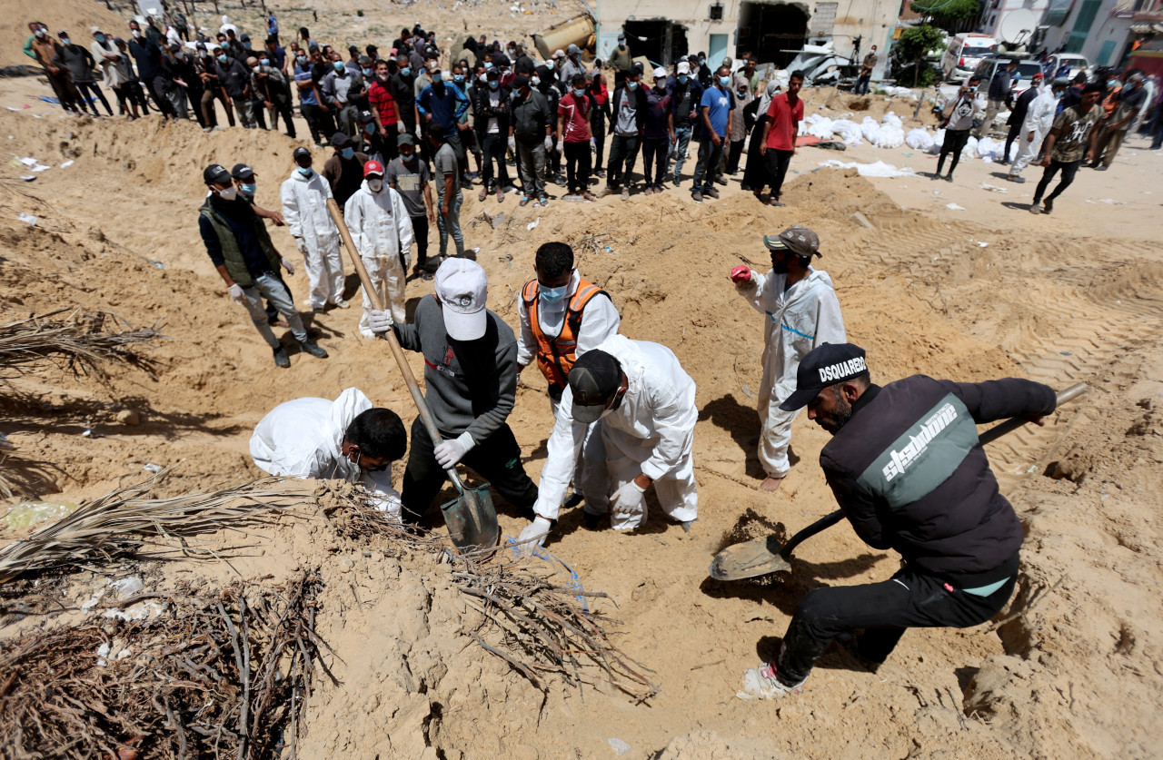 Hallazgo de fosas comunes en Gaza. Foto: EFE.