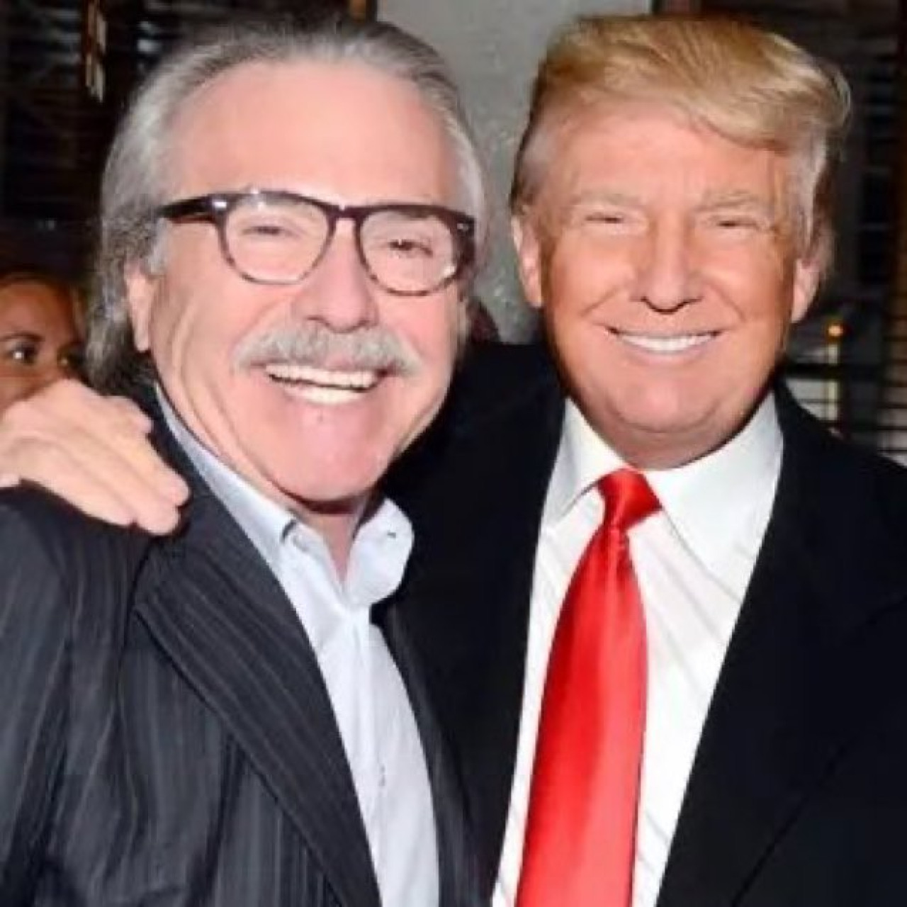 David Pecker, ex editor del tabloide The National Enquirer, y Donald Trump.