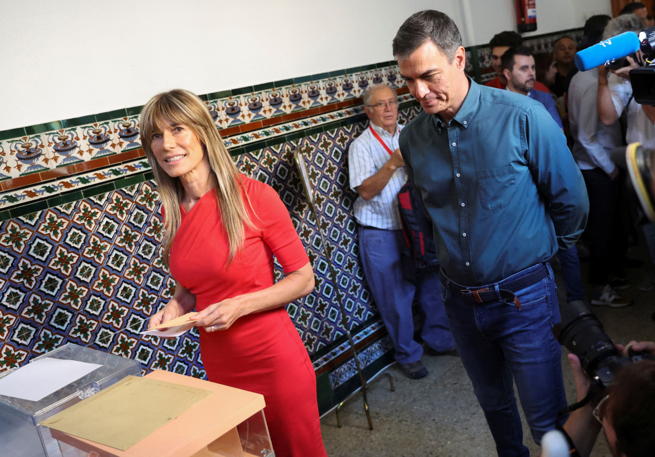 Pedro Sánchez y su esposa, Begoña Gómez. Foto: Reuters.