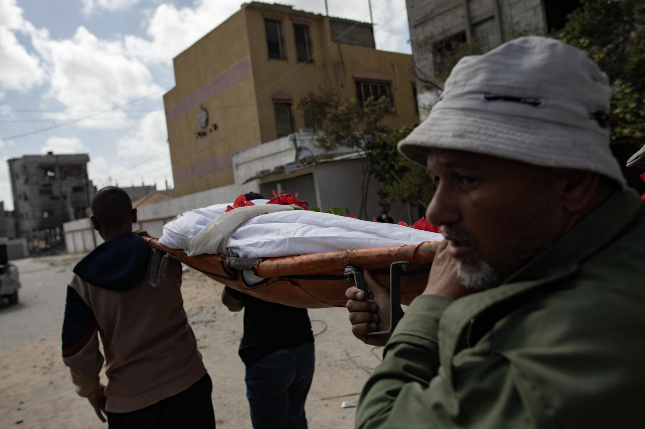 Encuentran una fosa común en Jan Yunis, Franja de Gaza. Foto: EFE