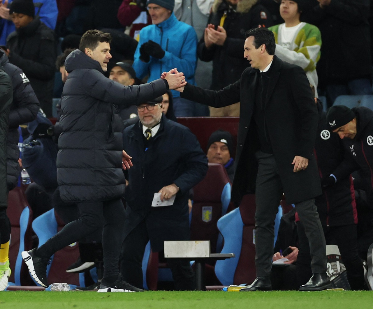 El saludo entre Mauricio Pochettino y Unai Emery. Foto: Reuters.