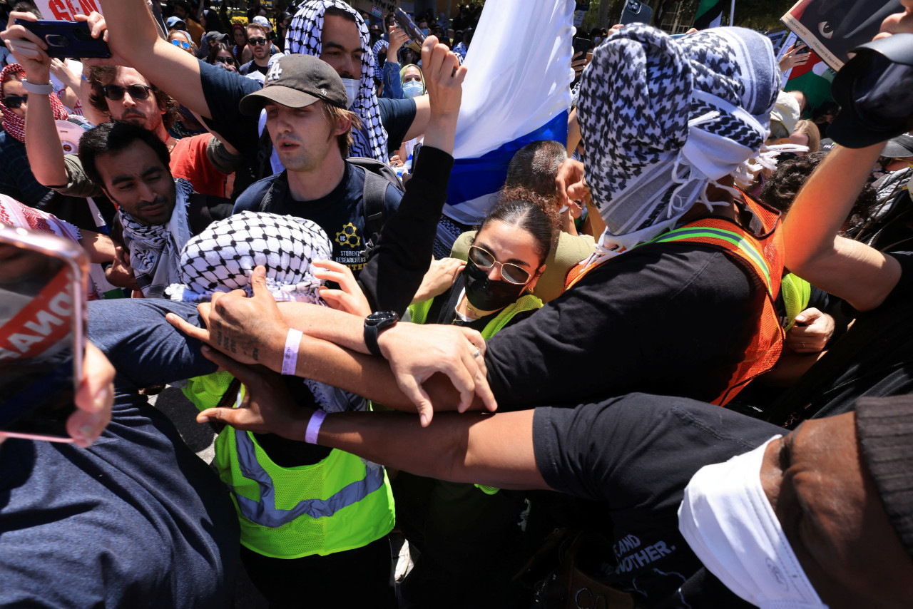 Protesta de estudiantes propalestinos en Estados Unidos choca contra manifestación proisraelí. Foto: Reuters.