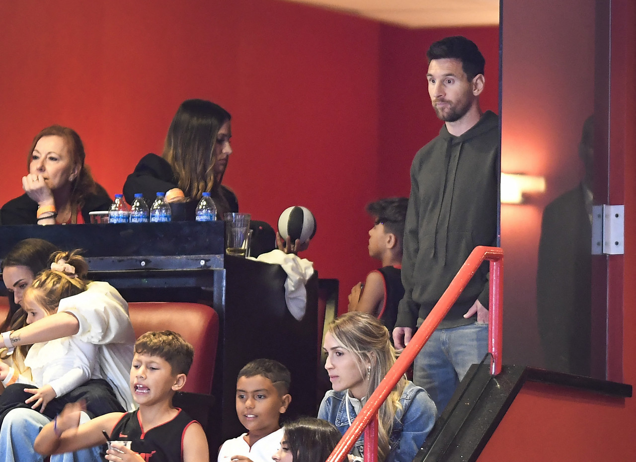 Lionel Messi en el palco observando el encuentro entre Miami Heat y Boston Celtics. Foto: Reuters.