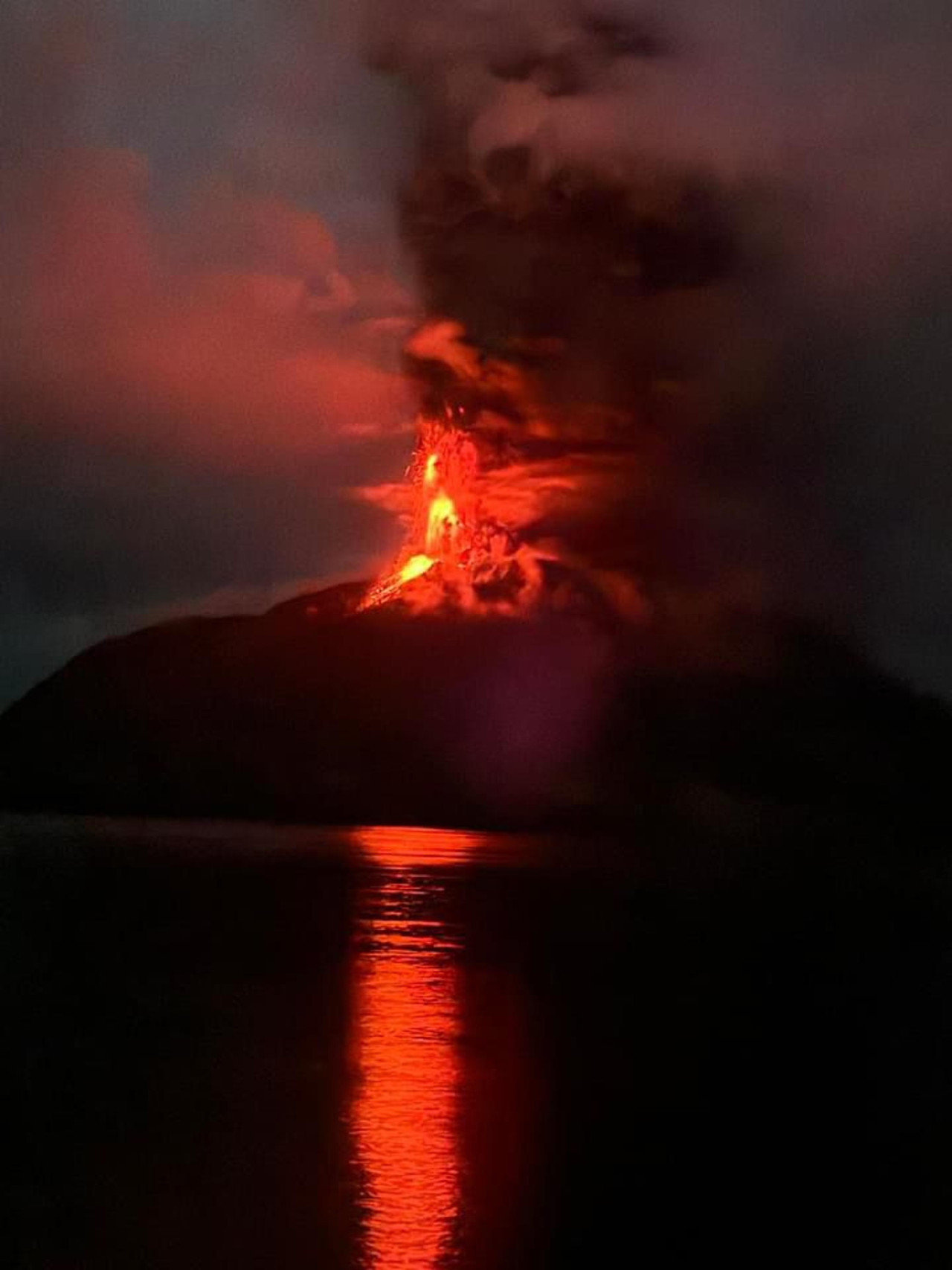 El volcán indonesio Ruang volvió a entrar este martes en erupción. Foto: EFE.
