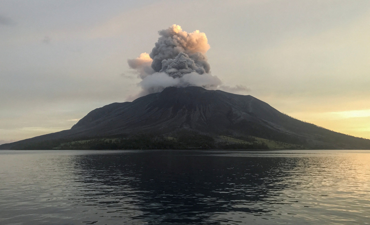 El volcán indonesio Ruang volvió a entrar este martes en erupción. Foto: Reuters.