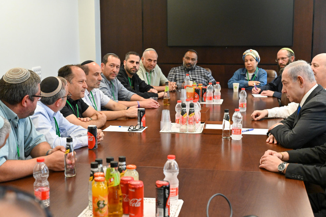 Netanyahu se reunió con familiares de rehenes. Foto: EFE.