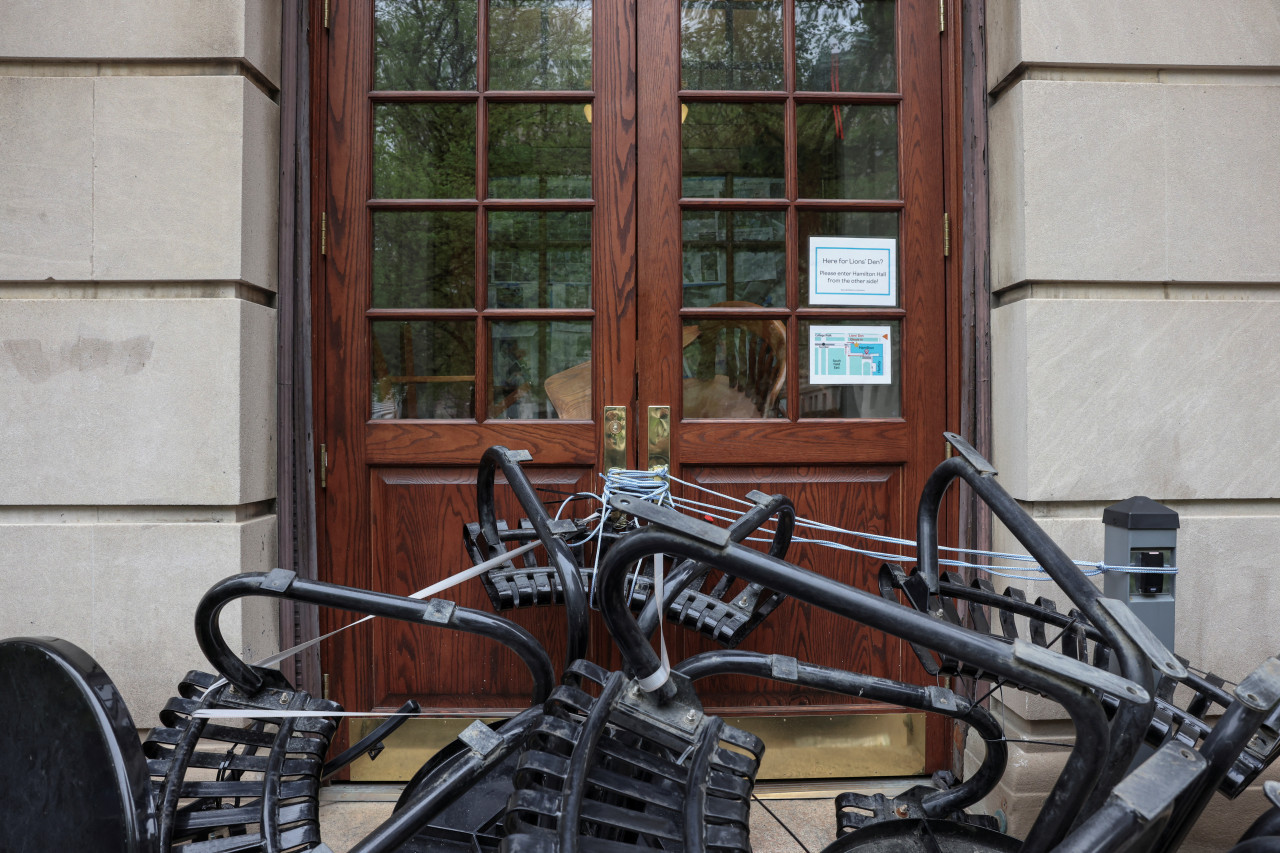 La entrada a la puerta principal del edificio está bloqueada. Foto: Reuters