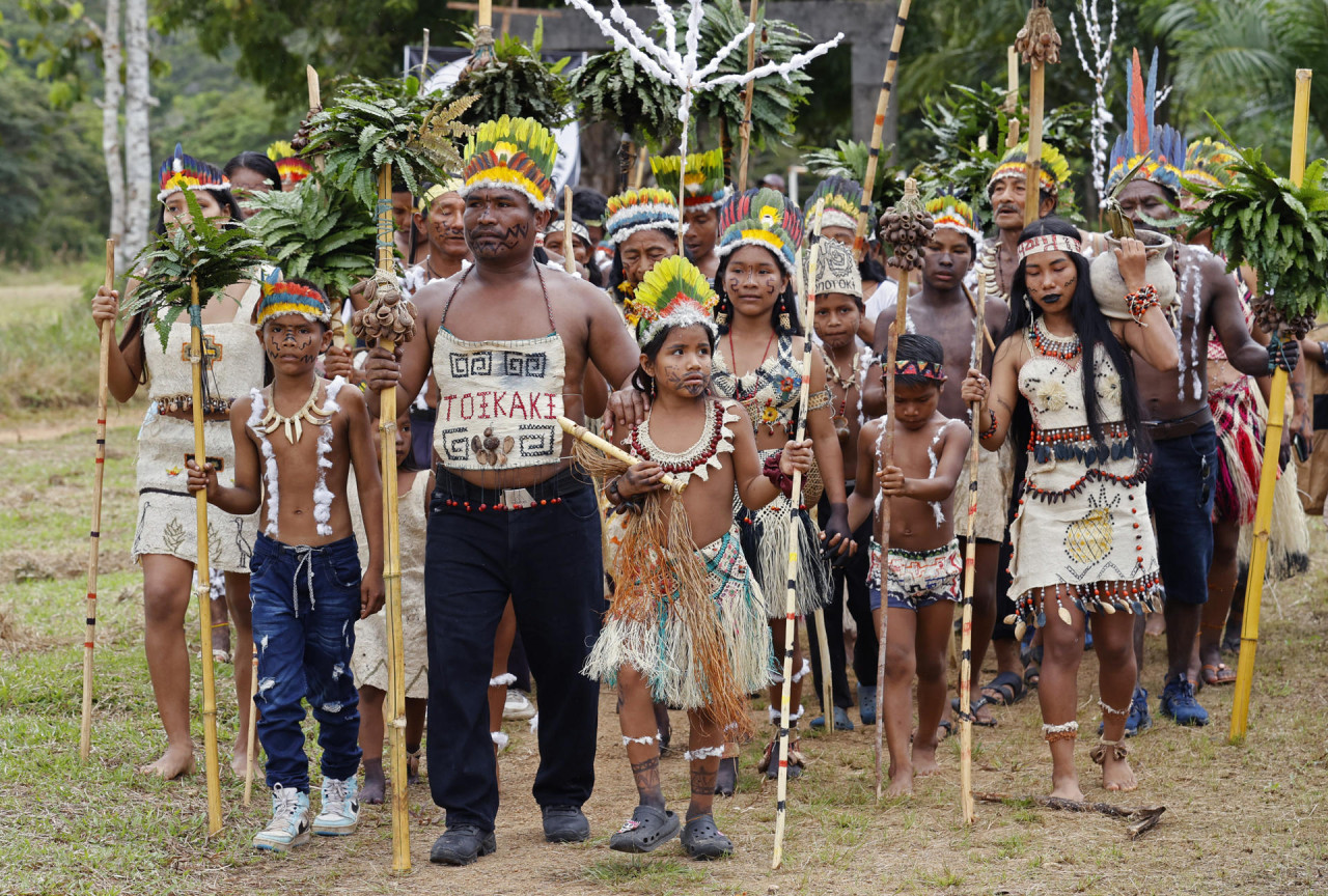 Indígenas participan en un acto donde el gobierno colombiano pidió perdón a pueblos de la Amazonía. EFE