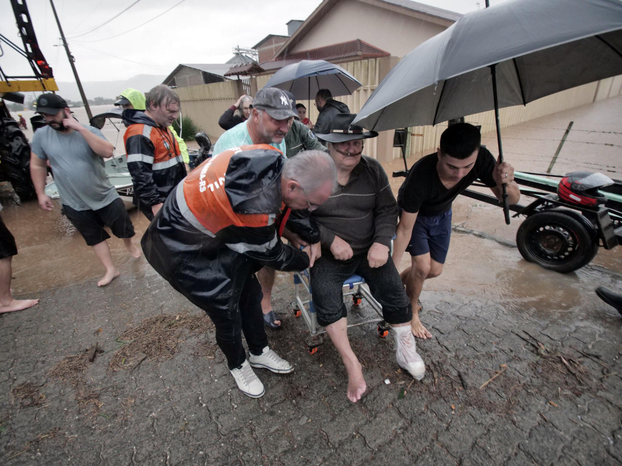La evacuación de un adulto mayor por las inundaciones. Foto: EFE