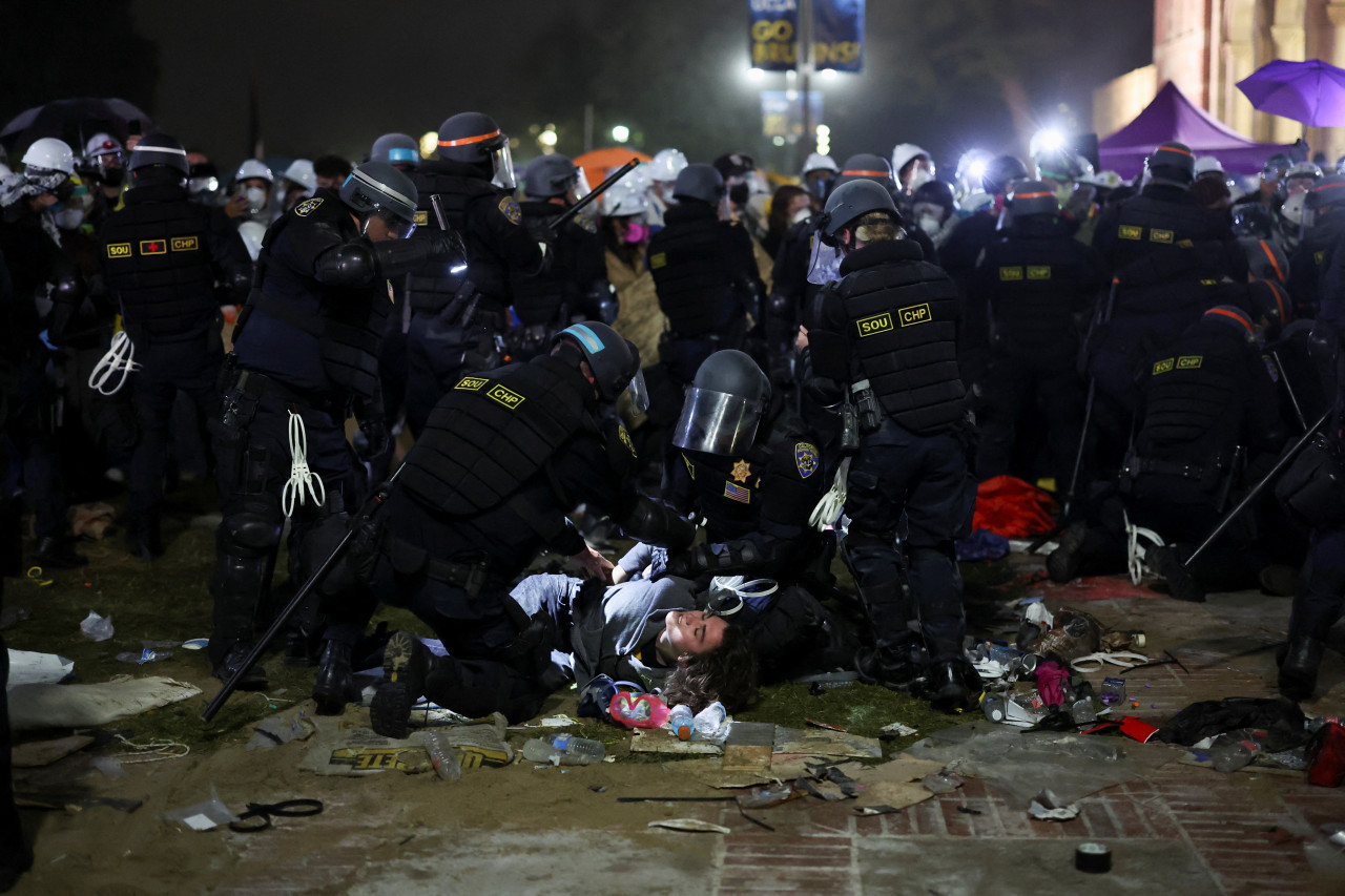 Detenciones y represión en la Universidad de California en Los Angeles. Foto: Reuters.