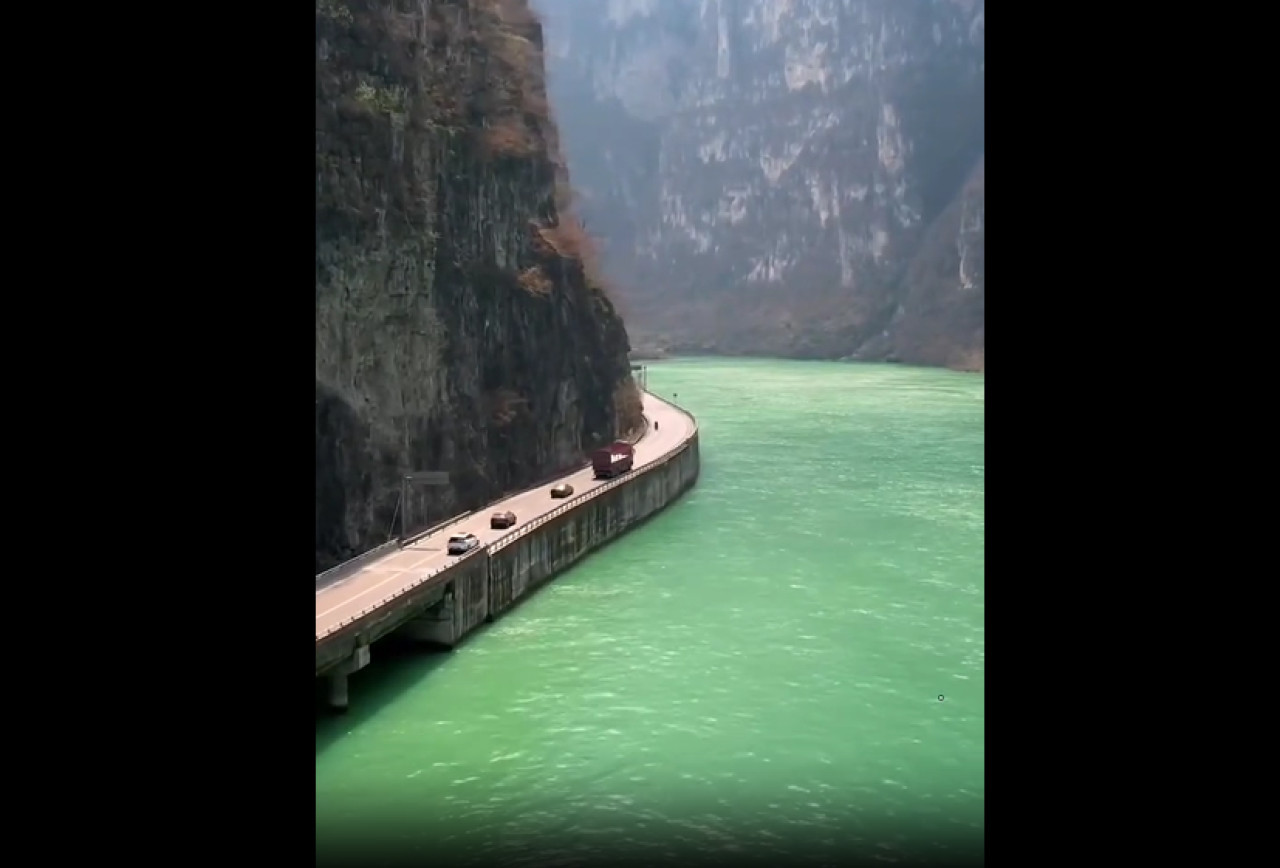 La autopista que pasa por el Gran Cañón Jinkou de China. Foto: Captura.