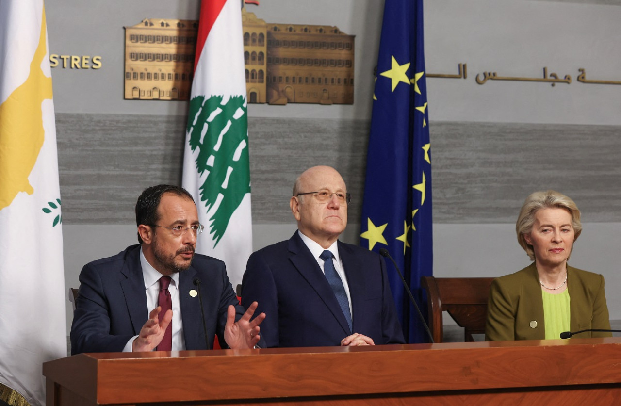 Nikos Christodoulides; Najib Mikati y Ursula Von der Leyen. Foto: Reuters.