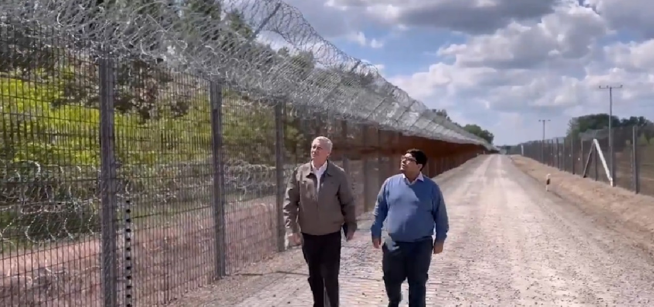 José Antonio Kast recorriendo el muro de Hungría con Serbia. Foto: captura.