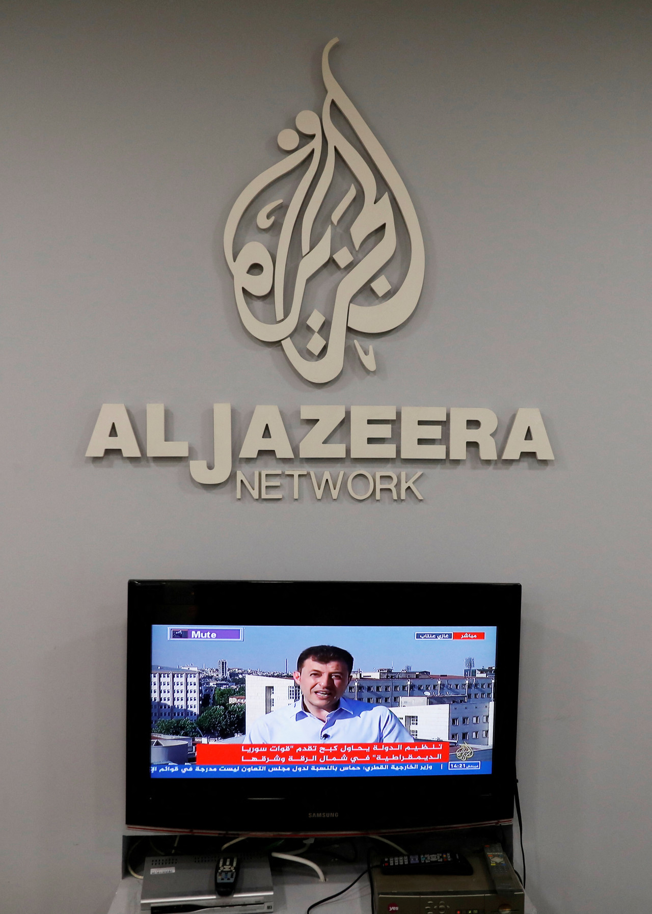 Hablan desde Al Jazeera sobre el cierre del medio en Israel. Foto: Reuters.