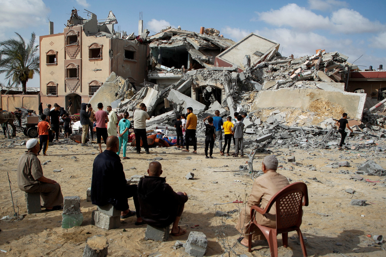 Palestinos miran un edificio destruido por un ataque israelí en Rafah. Foto: Reuters