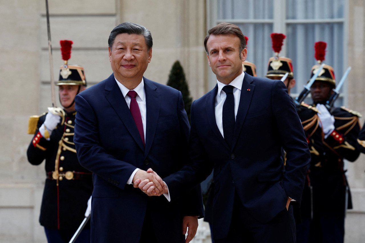 Xi Jinping se encuentra con Emmanuel Macron. Foto: Reuters.