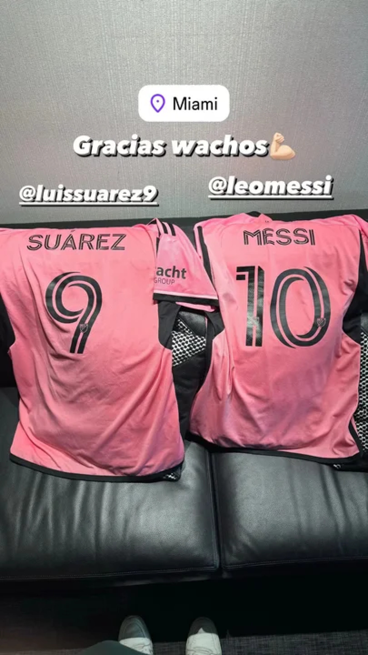 El regalo que recibió Bizarrap de Suárez y Messi. Foto: Instagram.