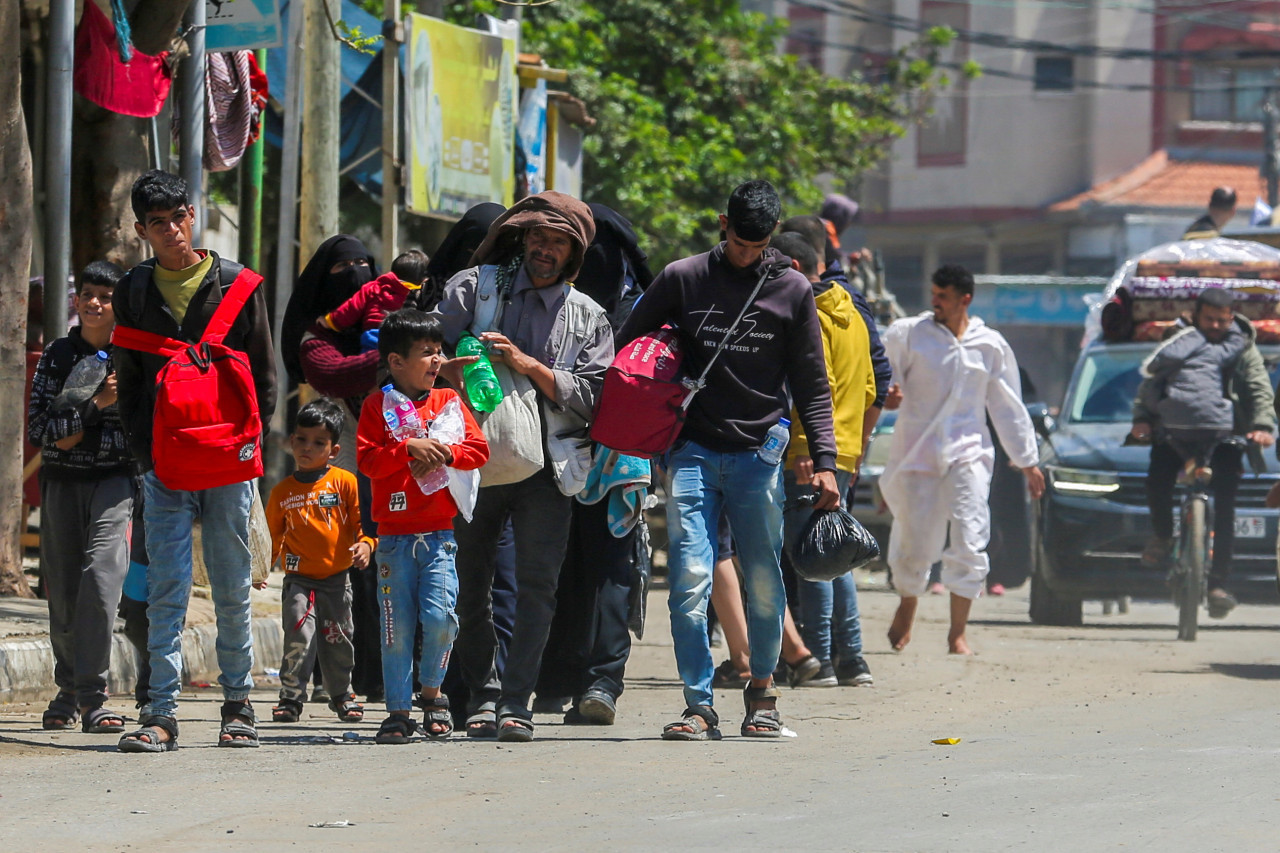 Israel insta a gazatíes a evacuar la ciudad de Rafah. Foto: Reuters.