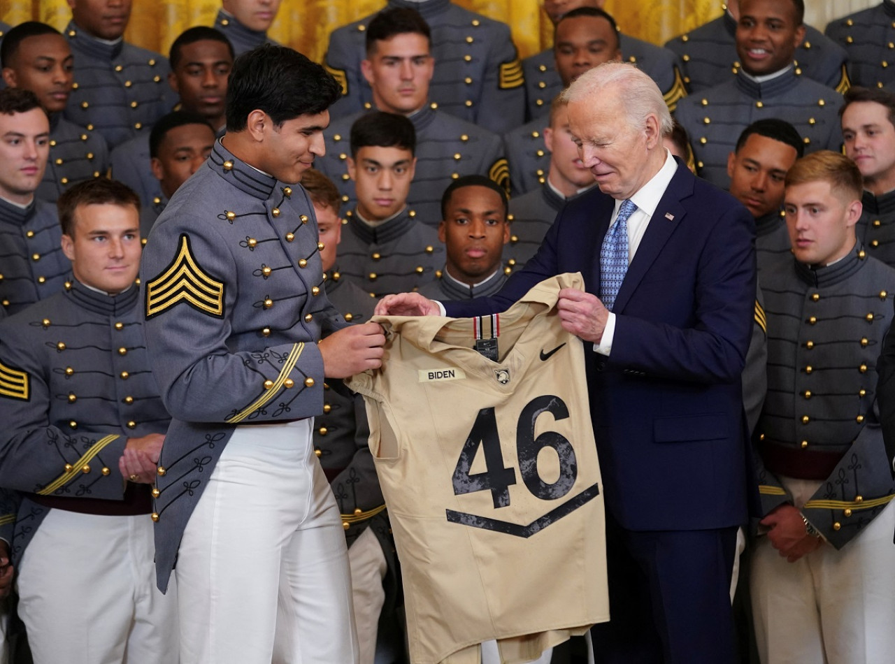 Joe Biden con los Army Black Knights. Foto: Reuters.