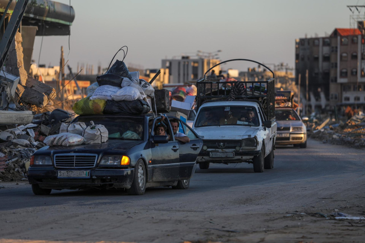 Gazatíes marchándose de Rafah en la previa de los ataques israelíes. Foto: EFE.