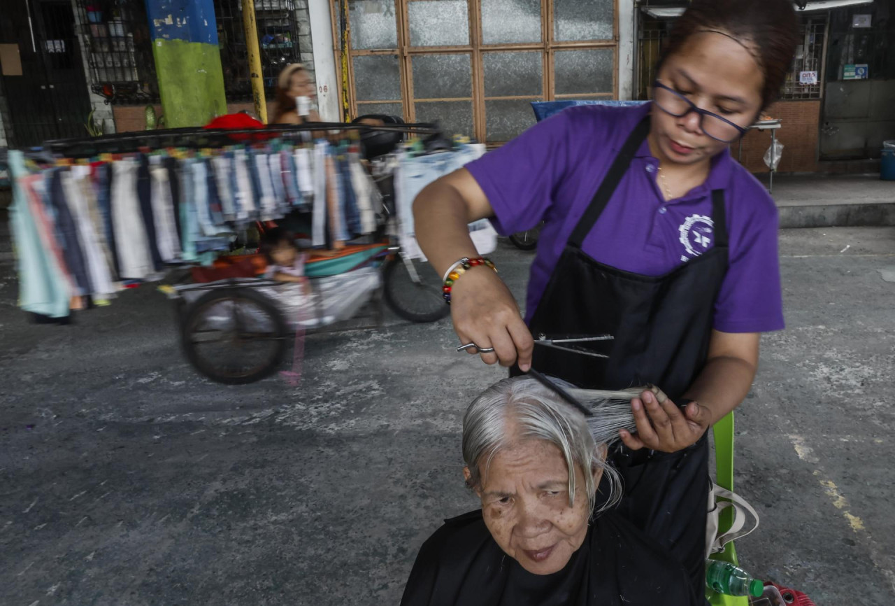 Una escuela ofrece cortes de pelo gratis ante el calor extremo en Filipinas. Foto: EFE.