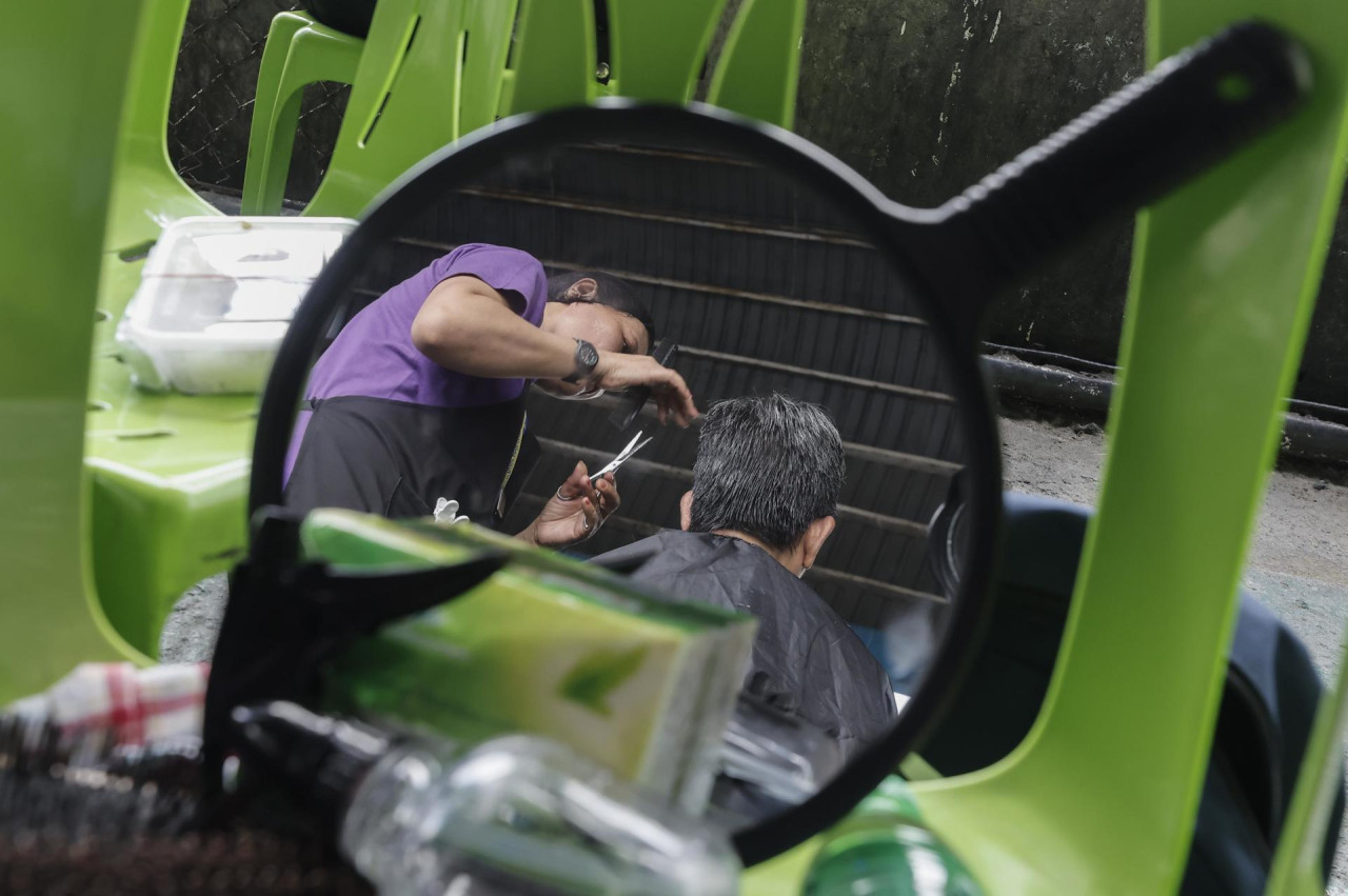 Una escuela ofrece cortes de pelo gratis ante el calor extremo en Filipinas. Foto: EFE.