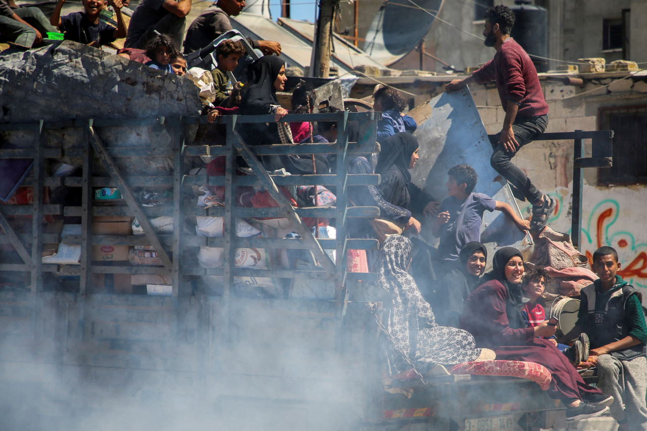 Palestinos escapando de Rafah (Gaza) por los bombardeos israelíes. Foto: Reuters.