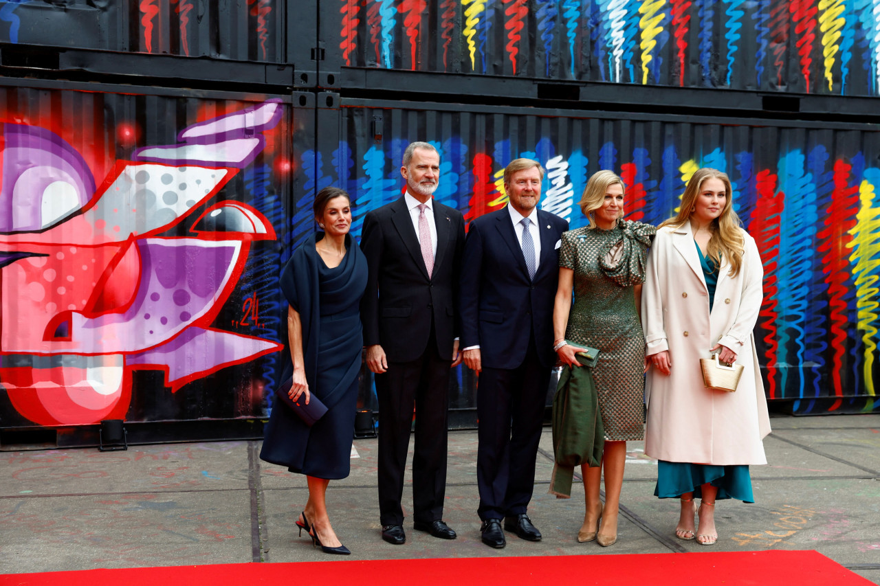 Familia real de Países Bajos junto al Rey Felipe VI de España y la Reina Letizia. Foto: Reuters.