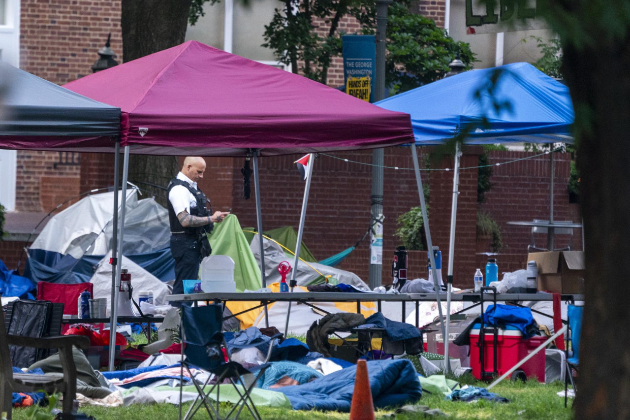 La policía desarmó el campamento de protesta en la Universidad George Washington. Foto: EFE.