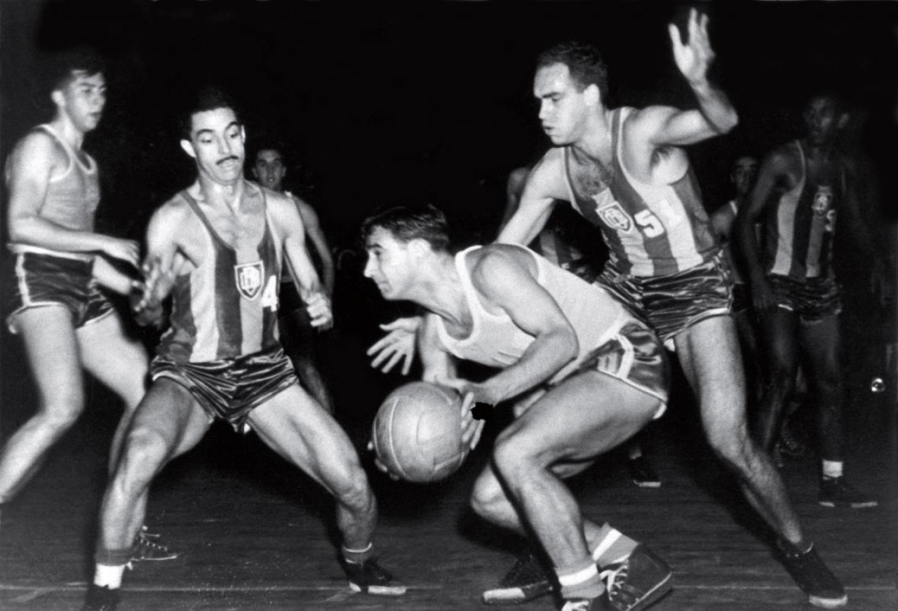 Ricardo González en la final del Mundial de básquet de 1950.