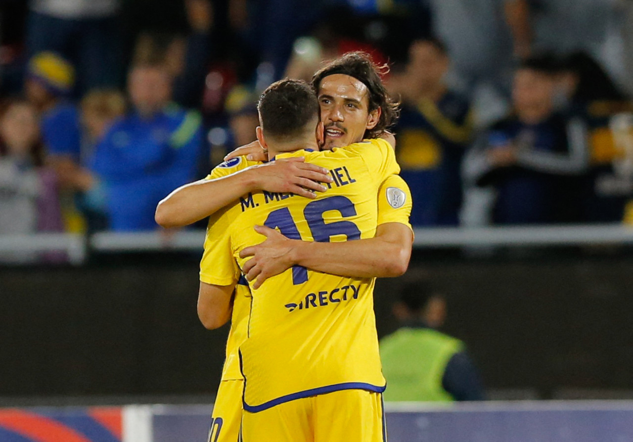 Edinson Cavani y Miguel Merentiel. Foto: NA.