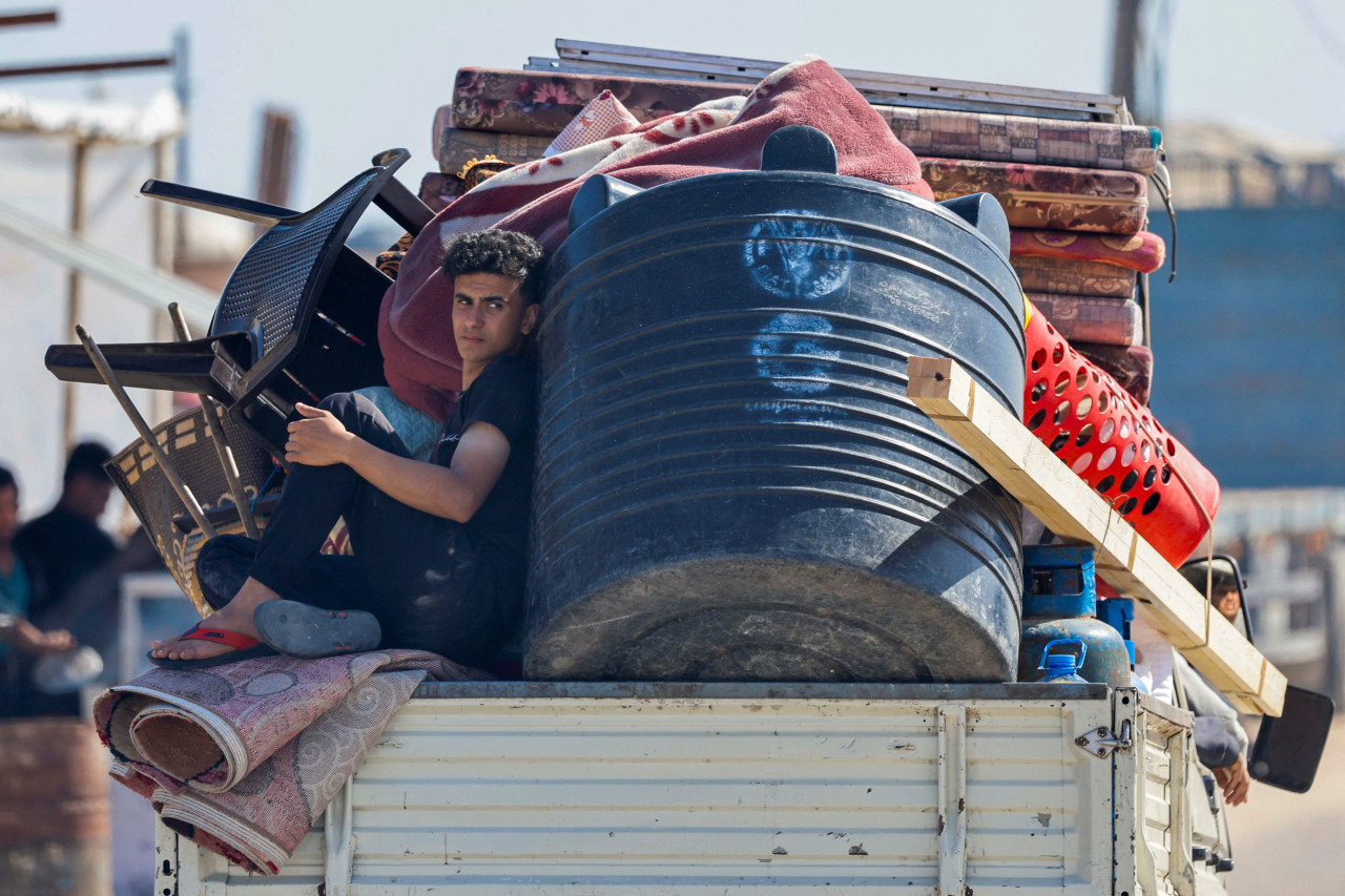 Miles de palestinos evacúan Rafah. Foto: Reuters