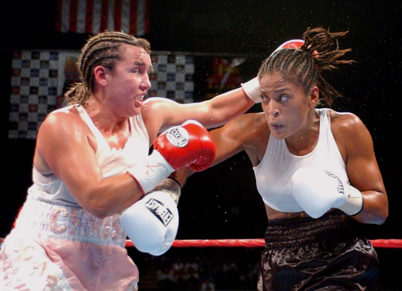 Christy Martin (izquierda) en una pelea contra Laila Ali (derecha) en el año 2003. Foto: NA.