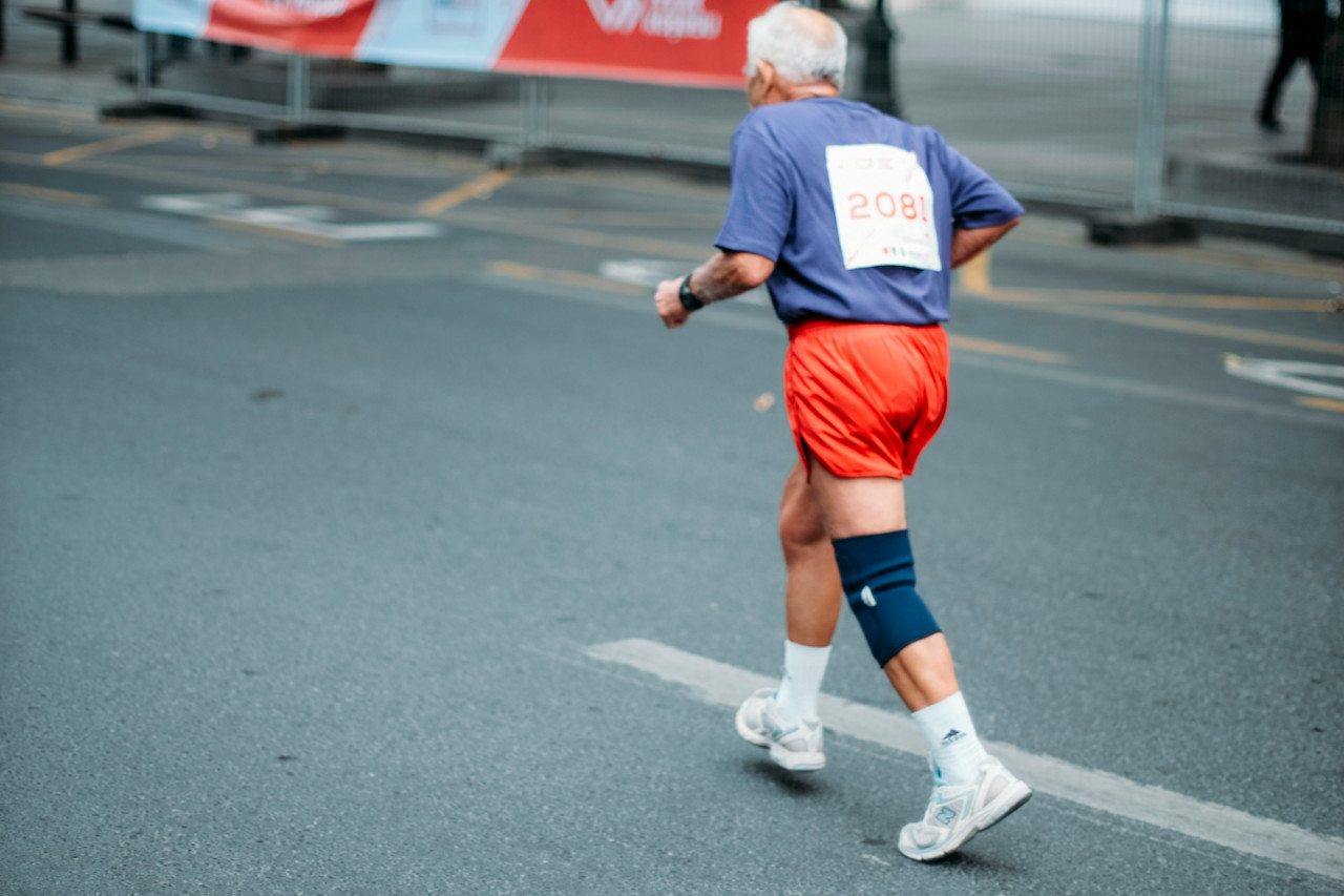 Gente grande haciendo deporte. Foto Unsplash.