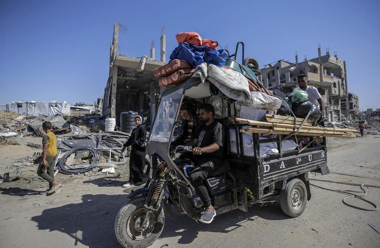 Gazatíes huyen de Rafah. Foto: EFE.