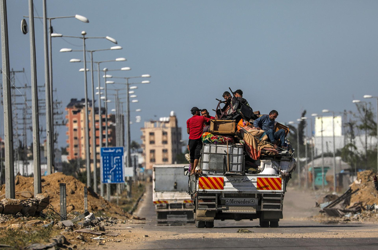 Gazatíes huyen de Rafah. Foto: EFE.