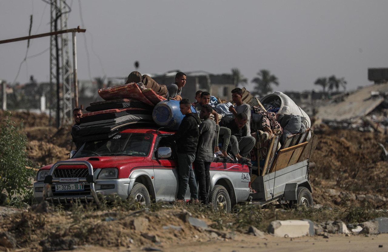 Gazatíes huyen de Rafah. Foto: EFE.