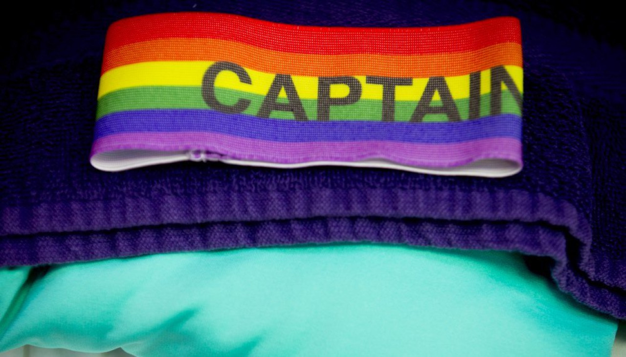 Cinta de capitán con la bandera del orgullo gay.