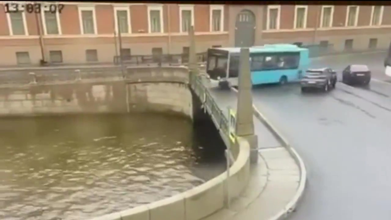 El autobús momentos antes de caer al río. Foto: Captura de pantalla.