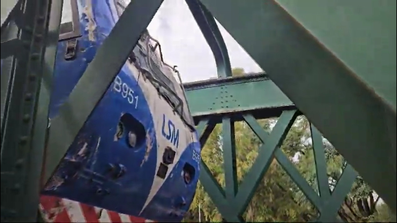 Así quedó uno de los trenes afectados. Foto: Captura video.