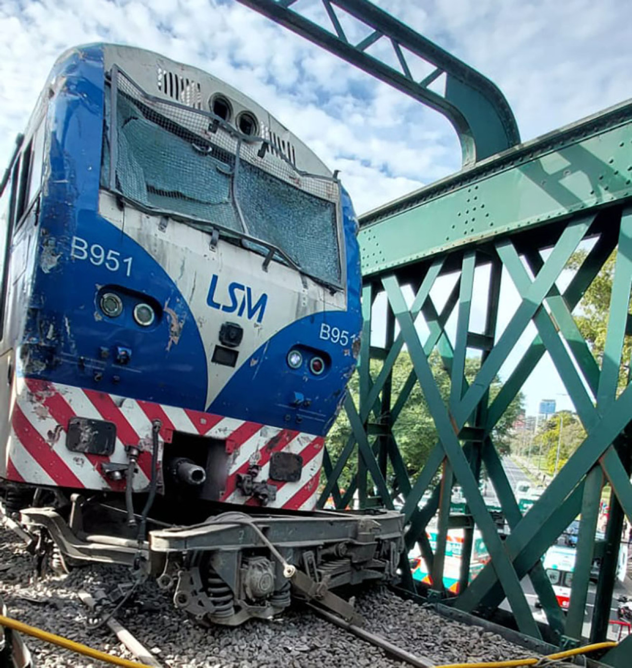 Los daños en los trenes que colisionaron en la línea San Martín. Foto: NA.