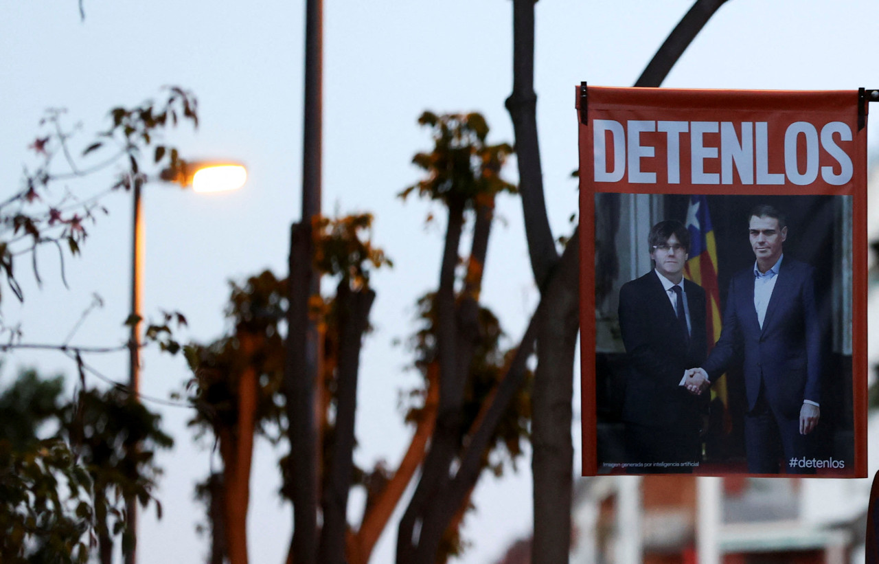 Cartel con Pedro Sánchez y Carles Puigdemont en las elecciones en Catalunya. Foto: REUTERS.